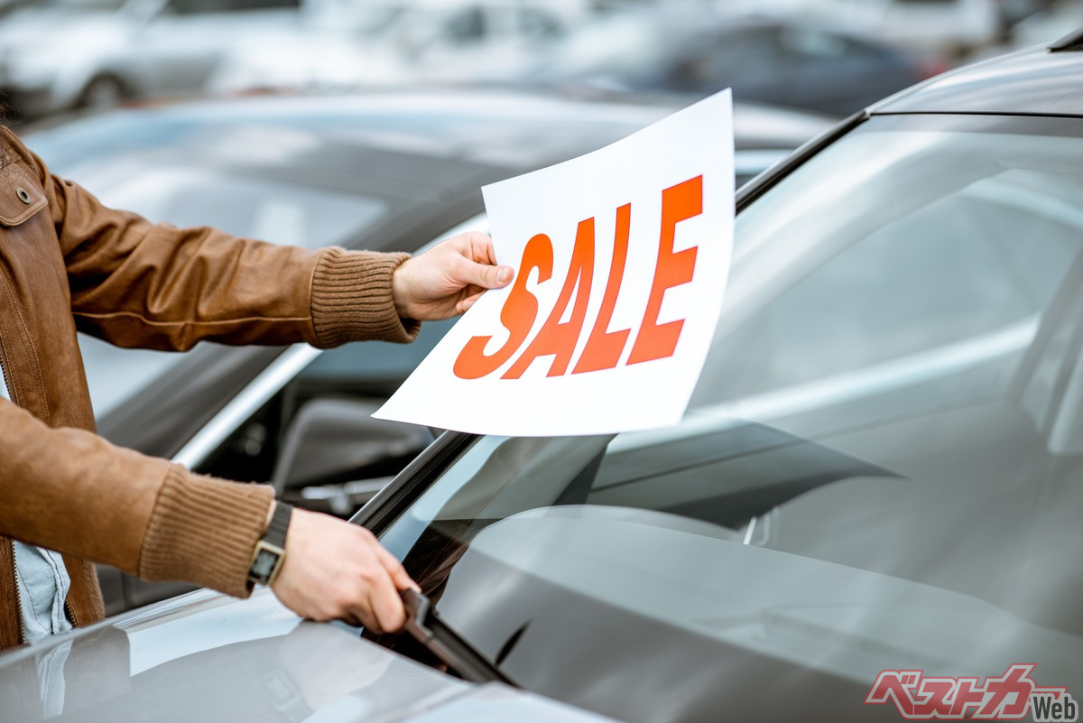 試乗車や展示車は販売店名義ですでに登録され、走行距離が少なくても書類上は中古車として扱われる（rh2010@Adobe Stock）