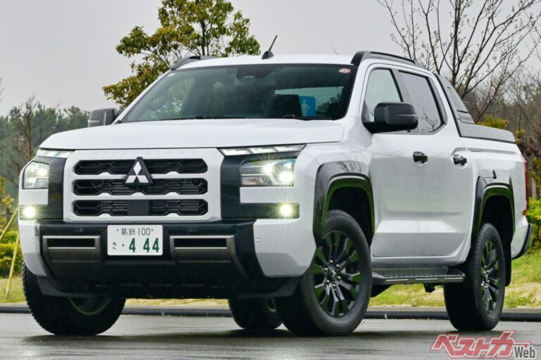 高級感が高いピックアップトラックがほしいならこれしかない!!　乗用車チックな内装のトライトン