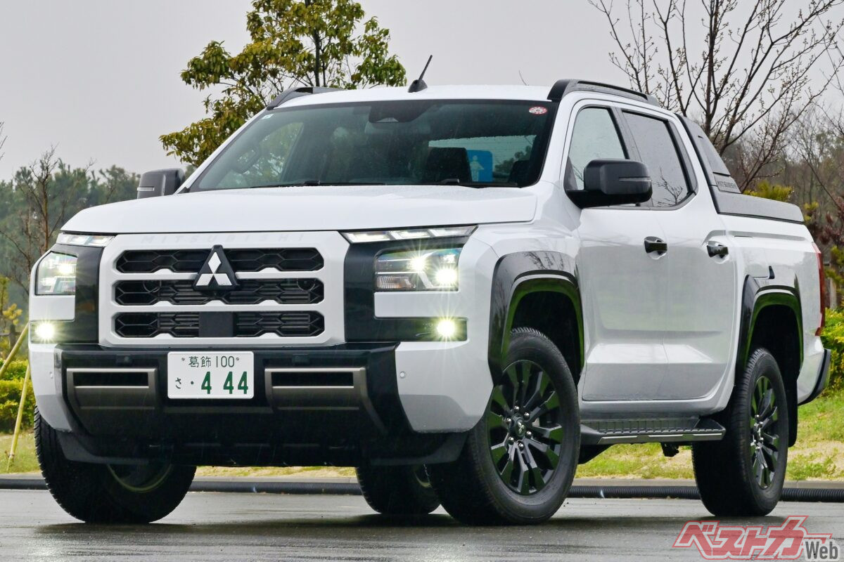 高級感が高いピックアップトラックがほしいならこれしかない!!　乗用車チックな内装のトライトン