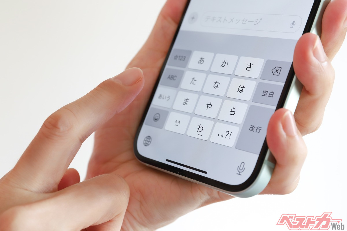 LINEなら客が都合の良い時間に返信でき、営業側も既読や反応から相手の温度感をある程度把握できる（webbiz@Adobe Stock）