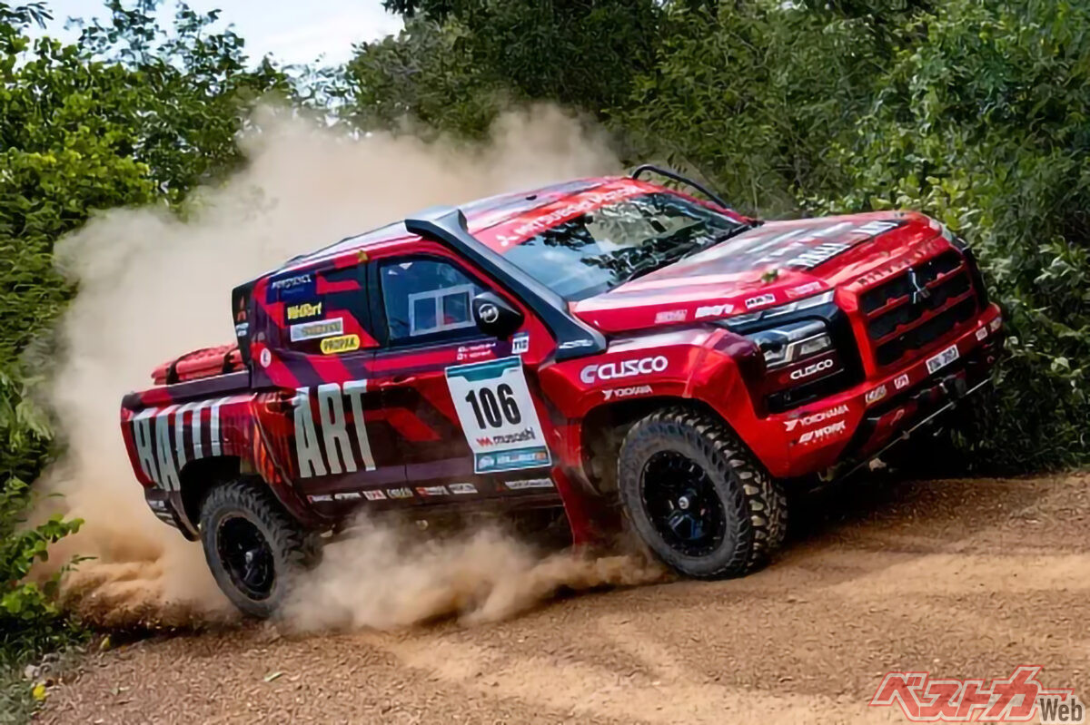 2026年8月にアジアクロスカントリーラリー(AXCR)にて二連覇したTEAM MITSUBISHI RALLIART(チーム三菱ラリーアート)のトライトンはワークの「CRAG T-GRABIC2 MC+」を装着している