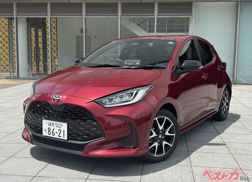 トヨタらしいもともとの燃費の良さに加えて、2026年の改良で電動パーキングブレーキやブレーキホールドも備わった