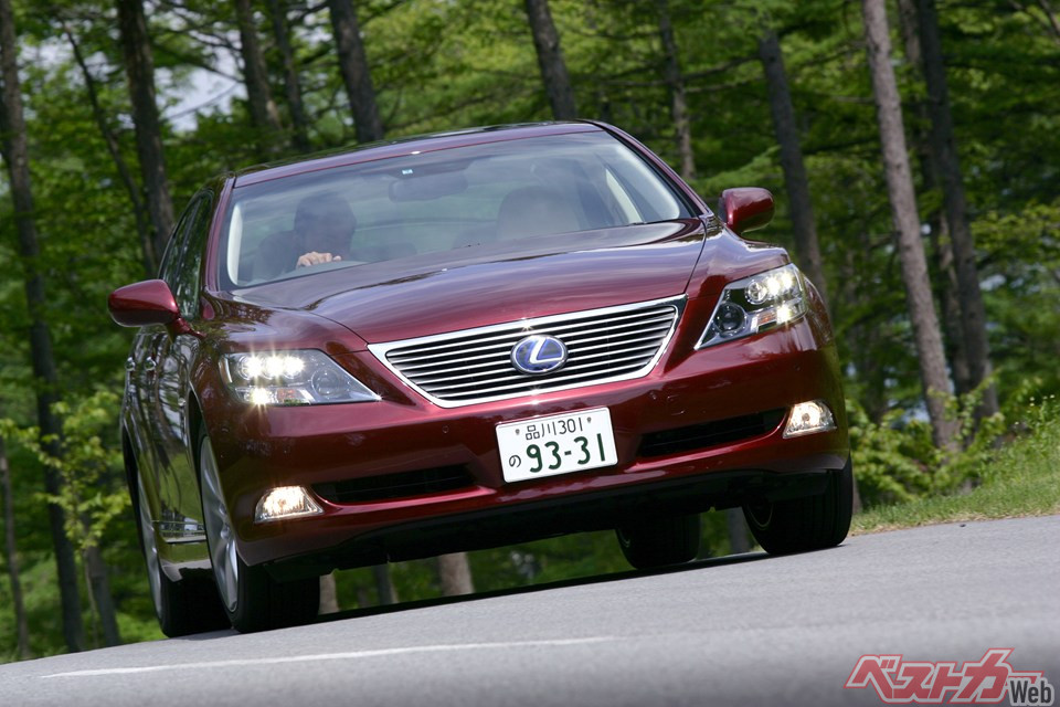 市販車として世界で初めてLEDを搭載したとも言われるレクサス LS600h