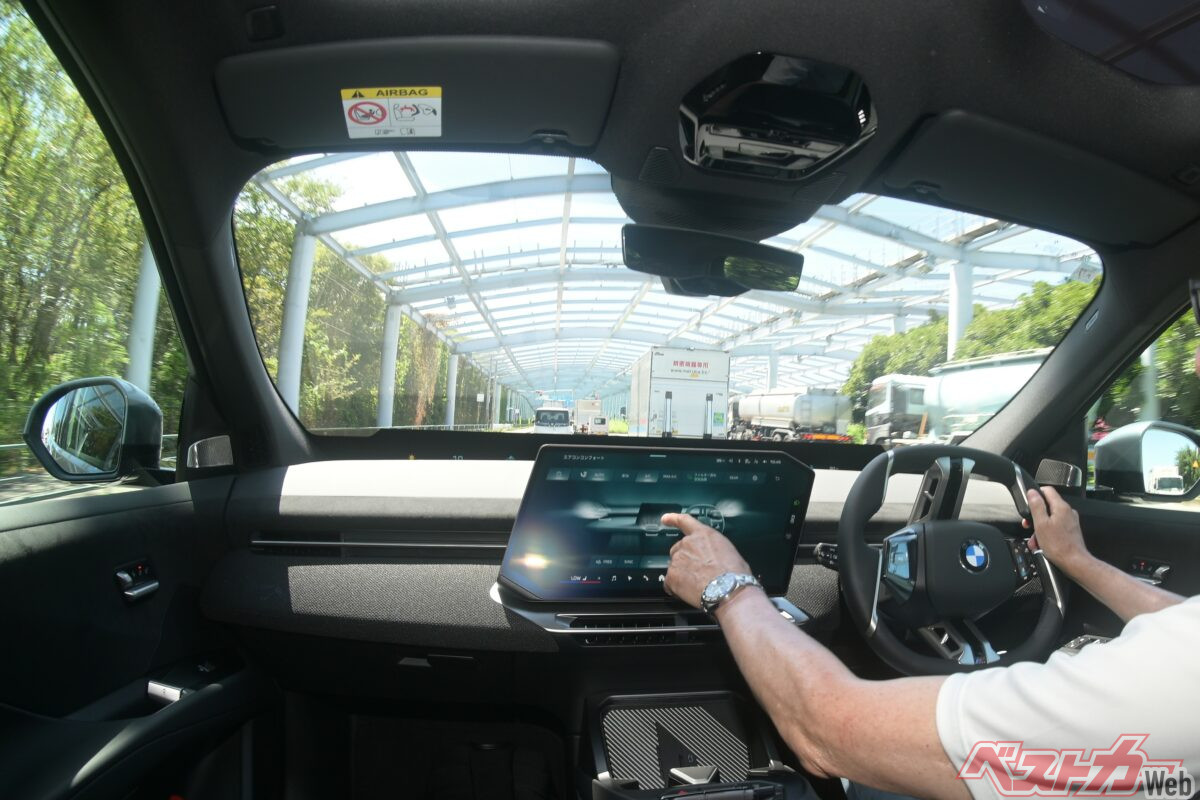BMWの現行車の多くは、自動防眩ドア・ミラー／ルーム・ミラーが標準装備となっている。写真はBMW iX3