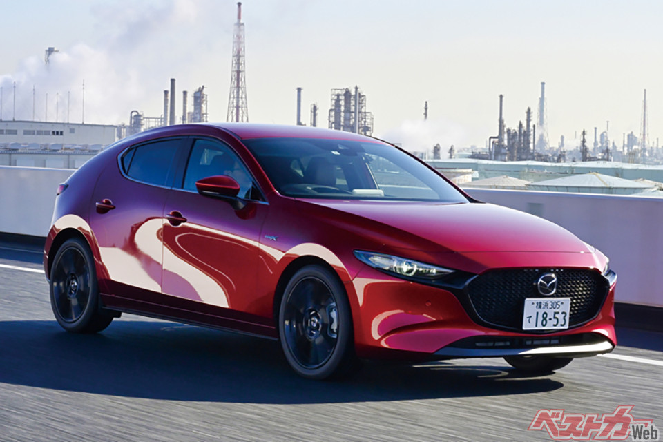 マツダ MAZDA3（2019年5月発売／価格：236万5000～409万2000円）。全長4460×全幅1795×全高1440mm、2L直4（190ps）＋モーター（6.5ps）、16.7km/L