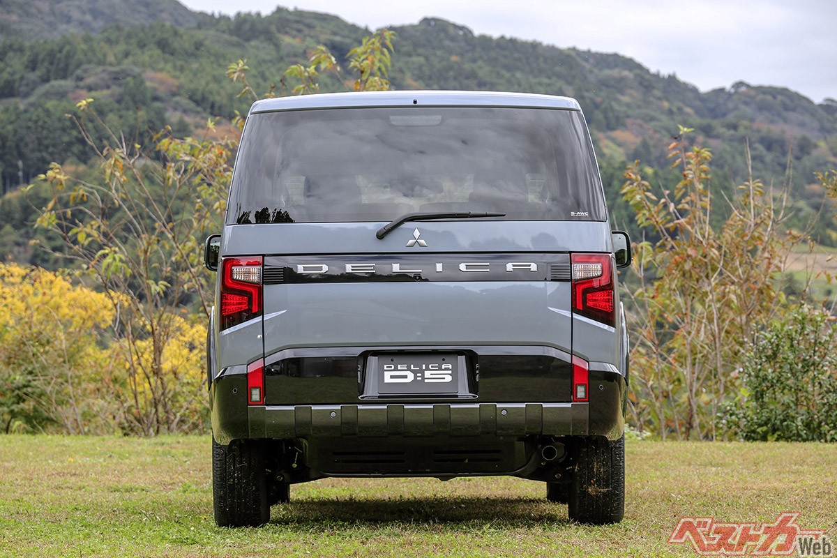 リアガーニッシュ中央に配置された「DELICA」の大型ロゴが、リヤビューを引き締める