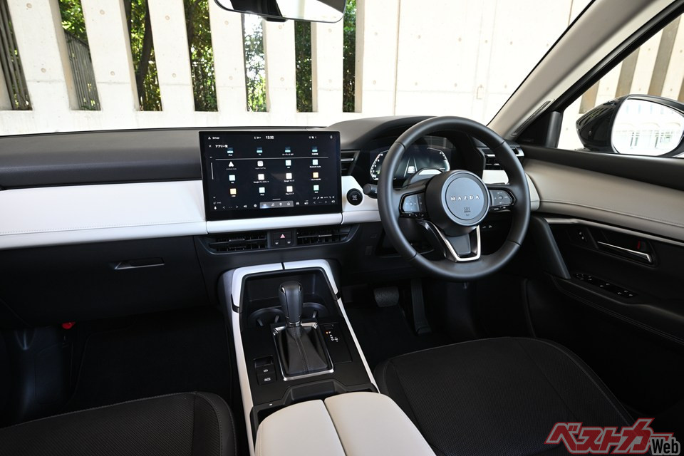 新型CX-5の運転席。クラス以上の上質感をそなえている