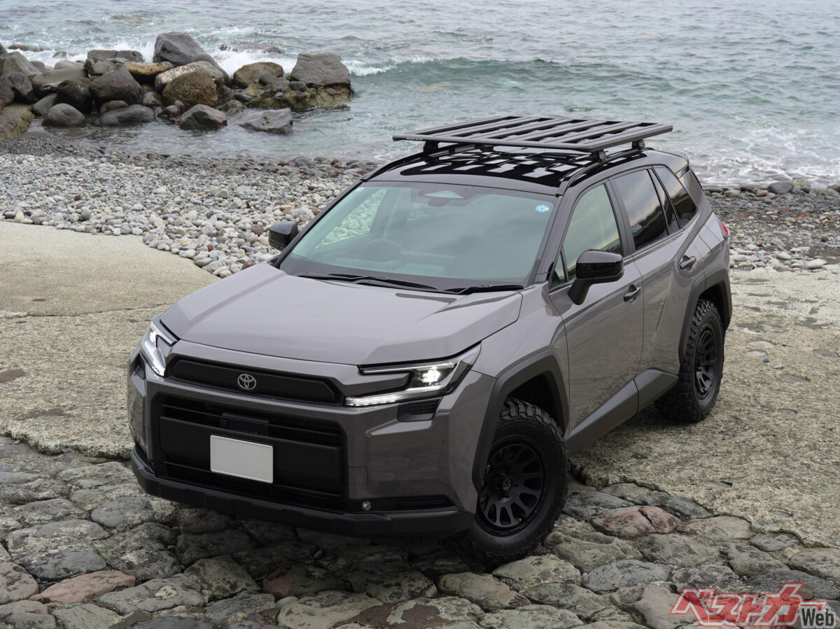 新型RAV4をアウトドア仕様に！ ライノラックの本格ルーフラックがキマリすぎ！
