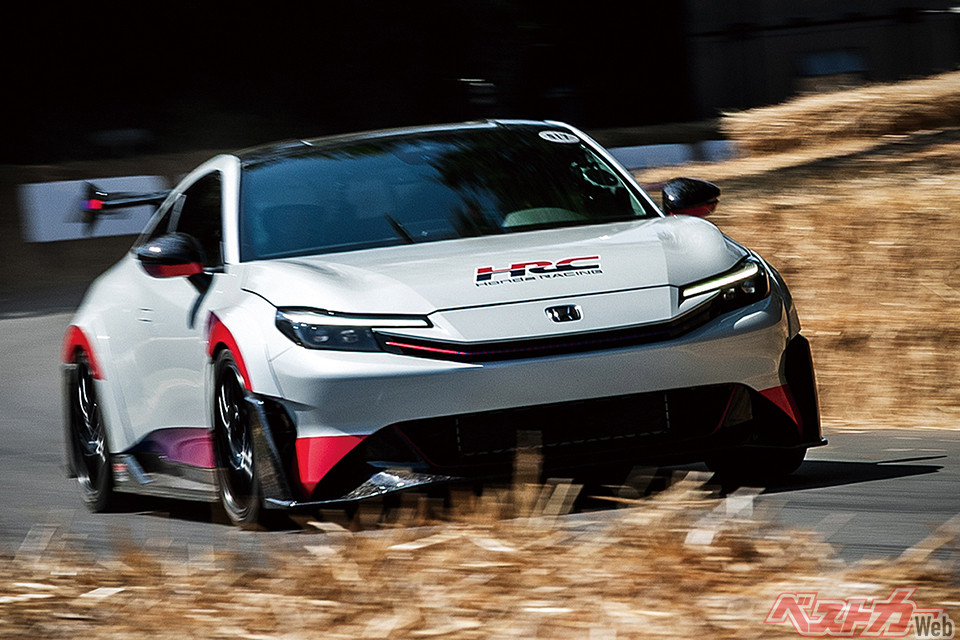 ホンダ プレリュードHRCコンセプト。名車復活で話題を呼んだ本格クーペに、HRCのモータースポーツ魂を結集。空力と足まわりを尖らせたコンセプトモデルが初走行を実施した。爽快な電動ハイブリッドの走りと圧倒的な旋回性能。その市販化もまもなくか!?
