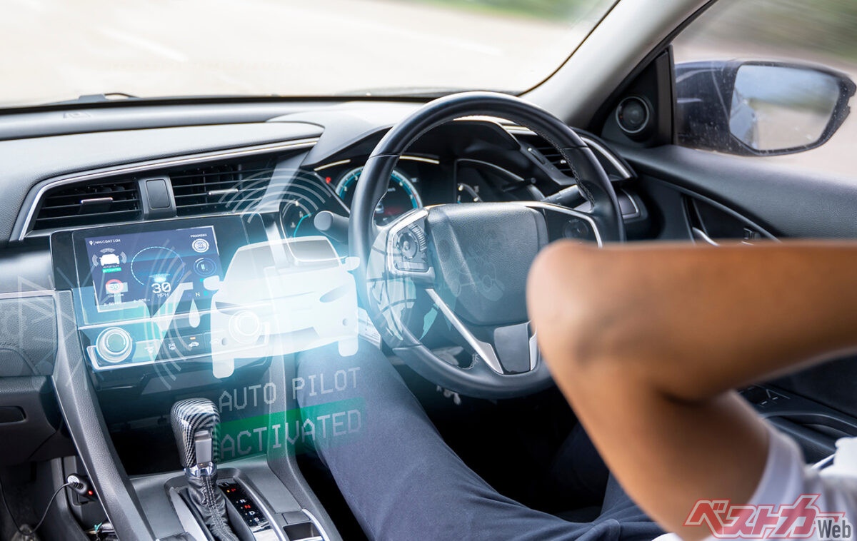 トヨタの自動運転は『AI任せ』じゃない!!　2028年から普及車へ導入するトヨタ流『E2E＋ガードレール』の正体