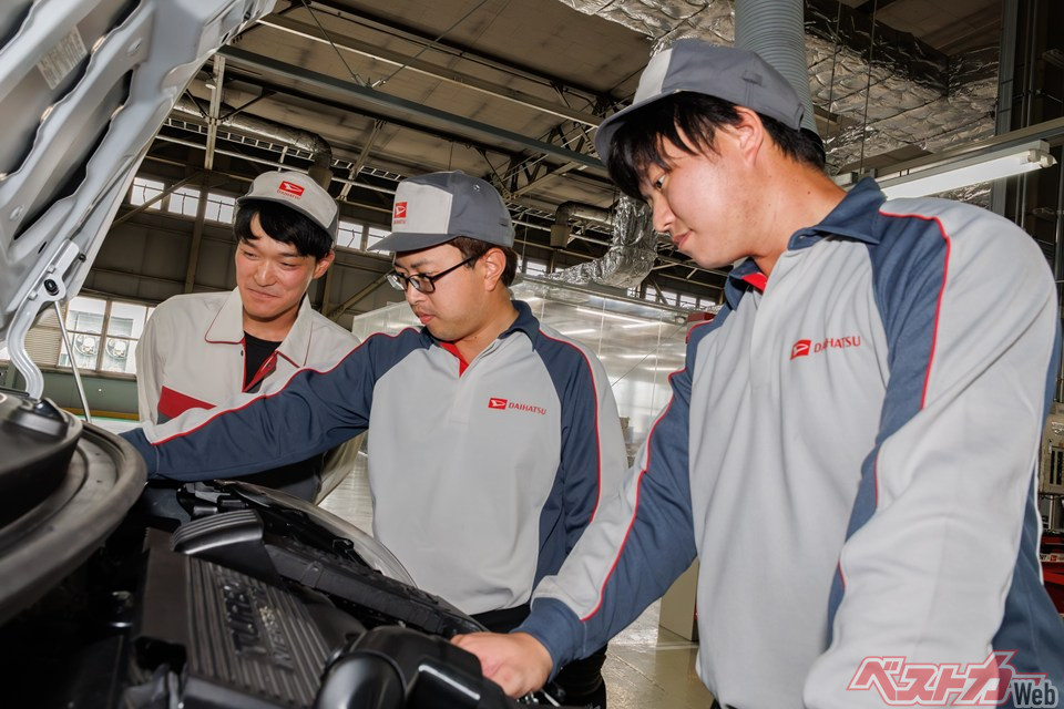 3人のディーラーメカニックは、どんどん仕事の吸収が早くなっているという