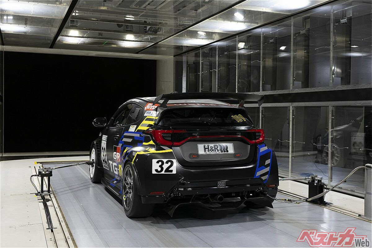 計測車両はドライブシャフトなどが取り外され車輪がフリーの状態。さらに足回りを外して油圧アクチュエーターを取り付け、車高を連続的に可変させられる