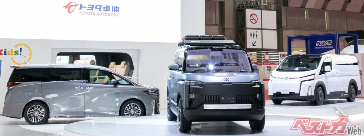 ジャパンモビリティショー2023のトヨタ車体ブース。「X-VAN GEAR CONCEPT」を中心に、アルファードや商用バンコンセプトなど、多様な「はこぶ」カタチが出展された
