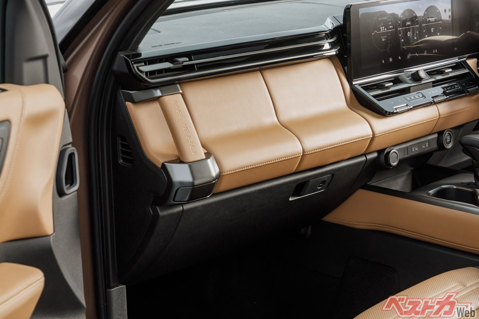 助手席側アシストグリップ。よーく見ると「PAJERO」の刻印が!