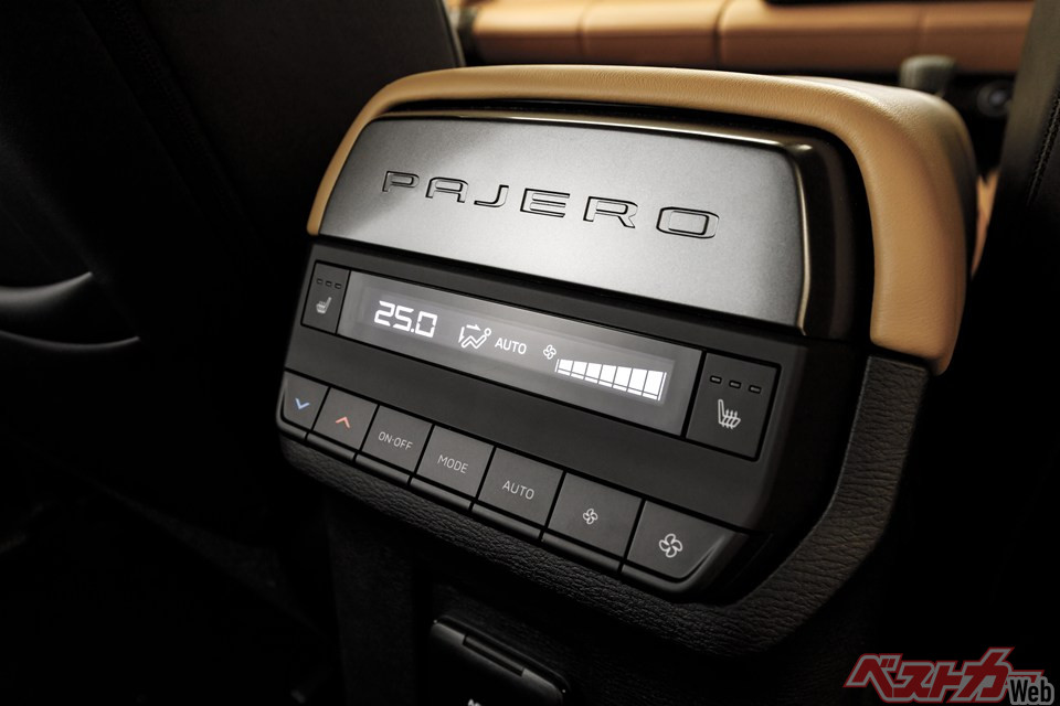 新型パジェロに搭載された後席用エアコン。「PAJERO」の刻印がイカしている