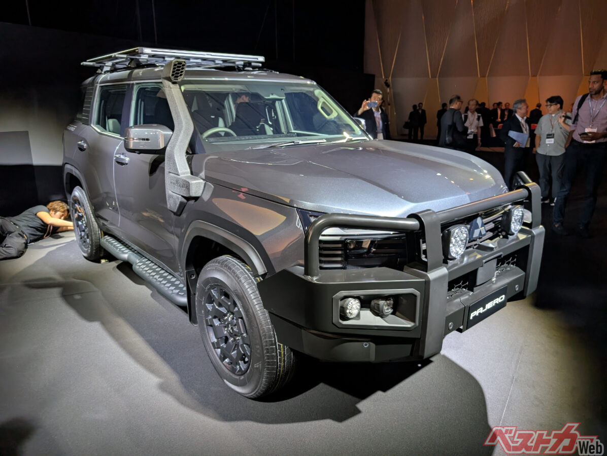 会見会場に置かれた豪州仕様の新型パジェロ用品装着車。カンガルーバー（本場）がかっこいい！　これをつけると一気に「パジェロだ！」となるデザイン、すごい