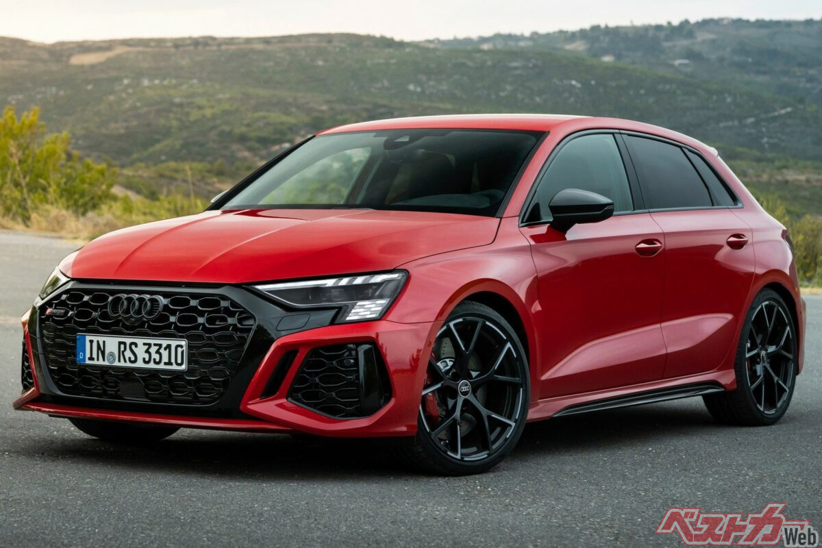 アウディ A3をベースにしたハイパフォーマンスバージョンがRS3となる。現行のA3は4代目として2020年に登場。日本では2021年より発売された