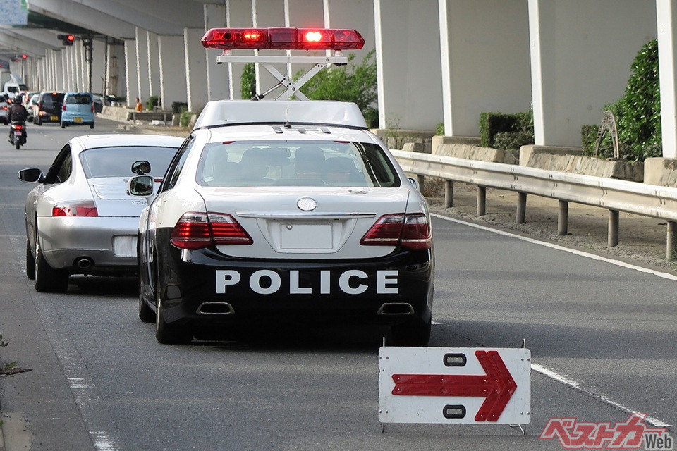 追越車線は走り続けてOK？ 片耳イヤホンは使える？ 交通違反の境界線！