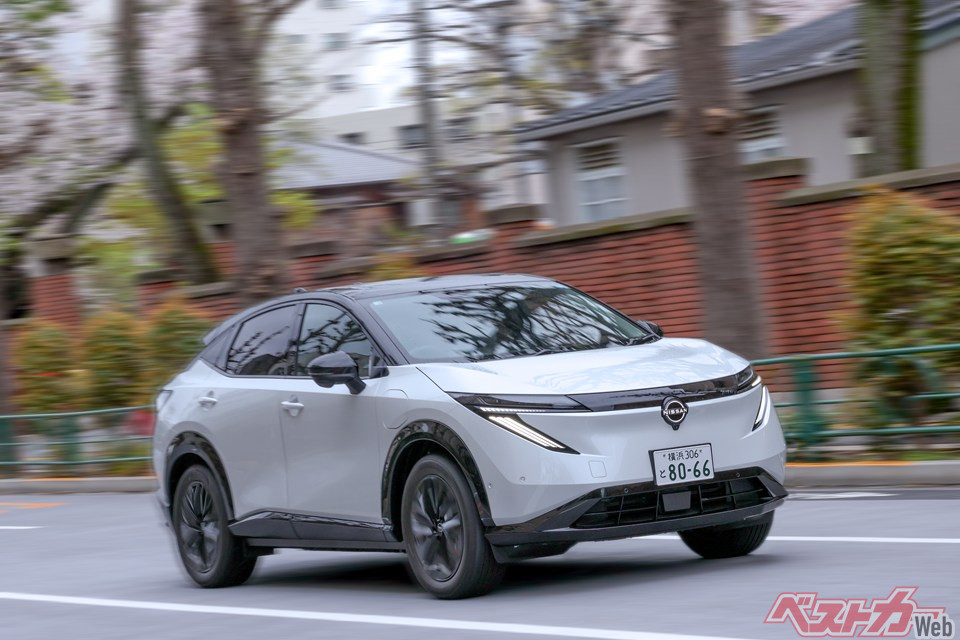 技術の日産、走りの日産らしい乗り味に、先進装備の充実度や内装の上質さも備えているのがアリアだ