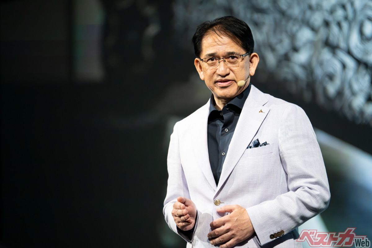 ワールドプレミア発表会場でスピーチする三菱自動車・岸浦社長。「新型パジェロには、三菱自動車の技術の粋を集め、持てるすべてを注ぎ込みました。開発に携わるメンバーの想いは、お客様の期待にお応えするという決意であり、お客様に最高のパジェロをお届けするという約束です」と語った