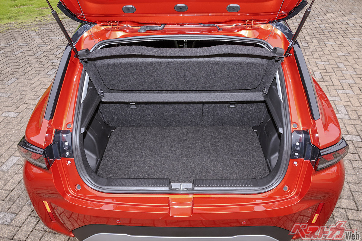 後席のスペースを広く取っていることもあり同クラスのSUVと比べると荷室の奥行きや高さは控えめ