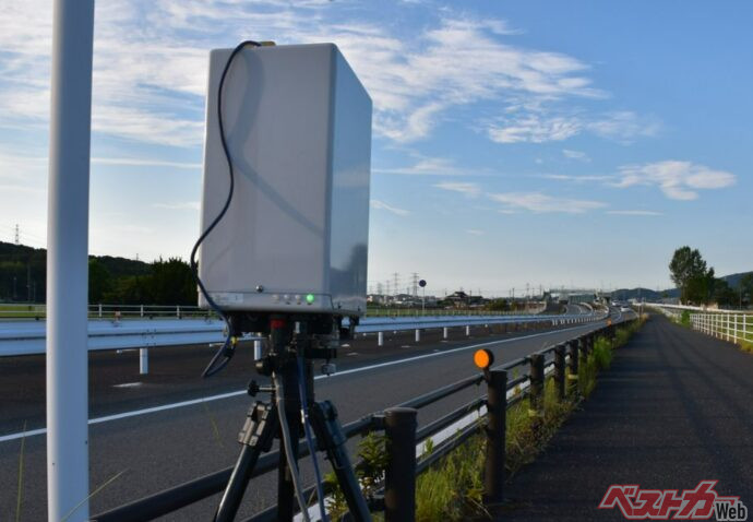 生活道路の最高速度が60km/hから30km/hに改定されたのに伴い(可搬式(移動式)オービスでの取り締まりも増えそうだ。出典:福岡県警察