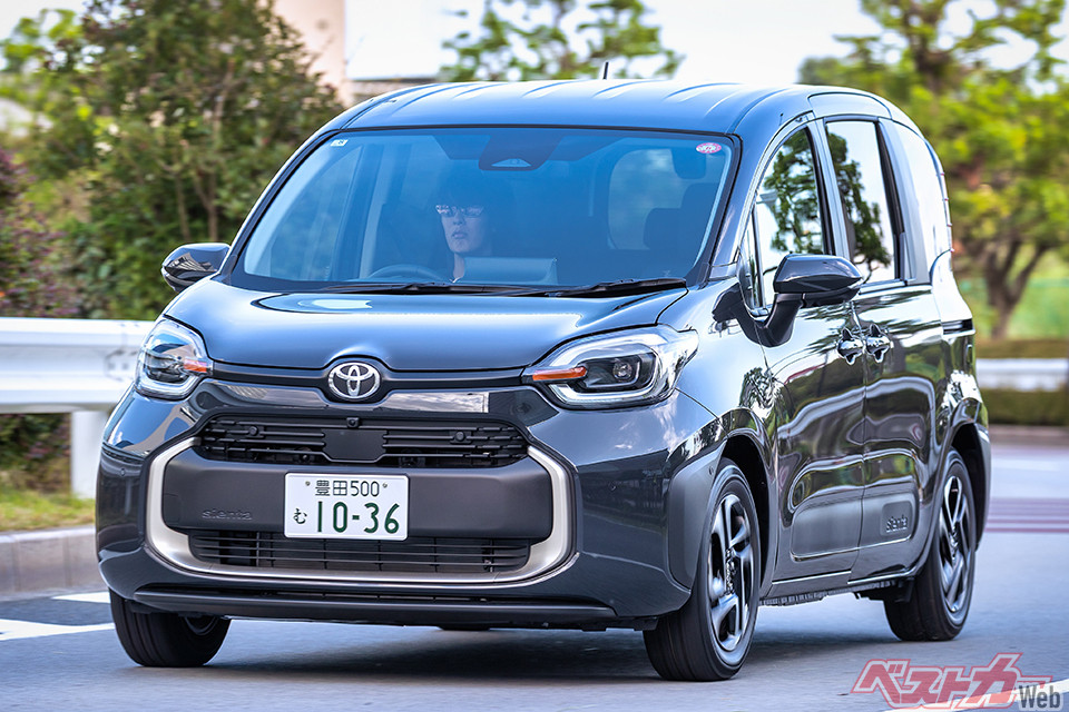 トヨタ シエンタ（1.5G／246万4000円）。モード燃費18.3km/Lはガソリンモデルでも充分　全長4260×全幅1695×全高1695mm　ホイールベース2750mm　1.5L、直3　最高出力120ps・最大トルク14.8kgm　WLTCモード燃費18.3km/L