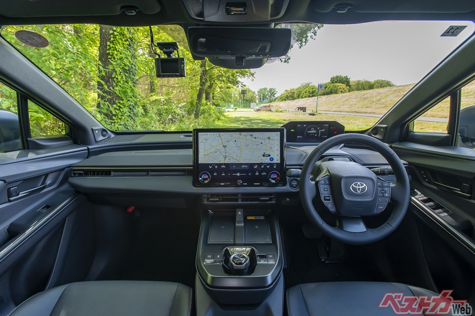 bZ4Xの運転席。メーターの位置など先進的なレイアウトになっていることが窺える