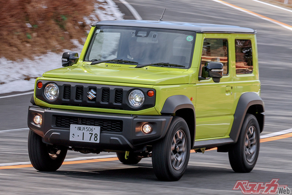 スズキ ジムニーシエラ（JC／238万5900円）。ワイドフェンダーが野性味を強調。唯一無二のデザイン　全長3550×全幅1645×全高1730mm　ホイールベース2250mm　1.5L、直4　最高出力101ps・最大トルク13.3kgm　WLTCモード燃費14.2km/L