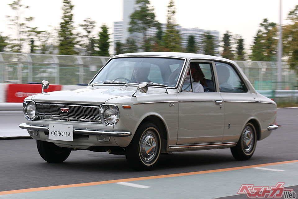 初代トヨタ カローラ(E10系・1966年11月~)。パブリカ不振に対するリベンジが初代カローラの原動力で、大衆車に華やかさを付加。「プラス100ccの余裕」もその一環で、一躍大ヒット