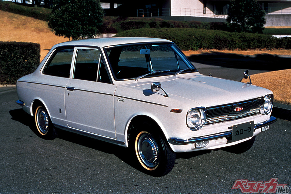 1966年（昭和41年）11月に登場した初代トヨタ カローラ