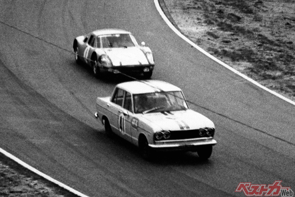 スカG伝説が誕生した第2回日本グランプリはカローラ誕生の2年前、1964年に開催された。一時ポルシェを従えトップを走る