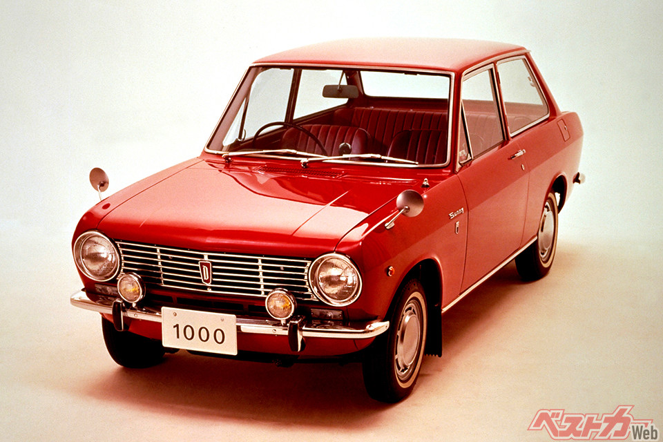 1966年4月登場の初代日産 サニー。初代カローラよりわずかに先にデビューしていた