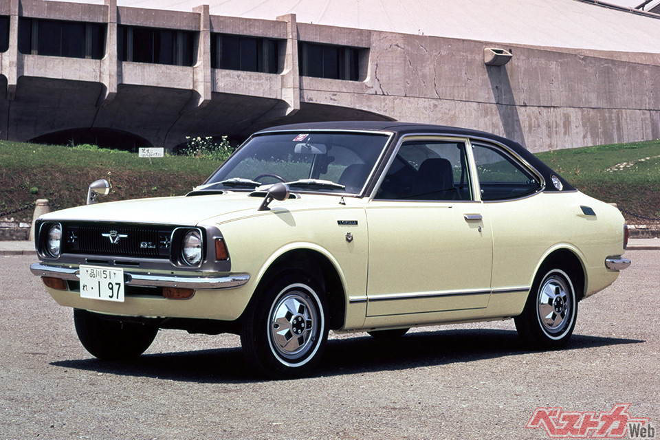 山手線に初めて冷房車が導入された1970年に登場した2代目トヨタ カローラ