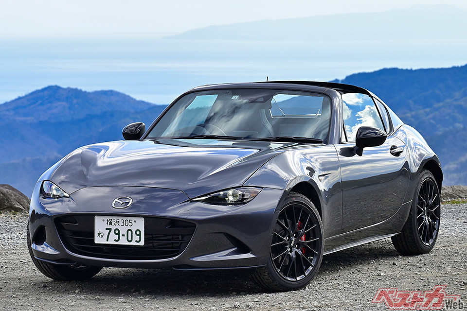 4代目(現行型)マツダ ロードスターRF(ND型)。2016年登場。電動開閉式メタルトップを採用。184ps/20.9kgmを発生する2Lエンジンを搭載する