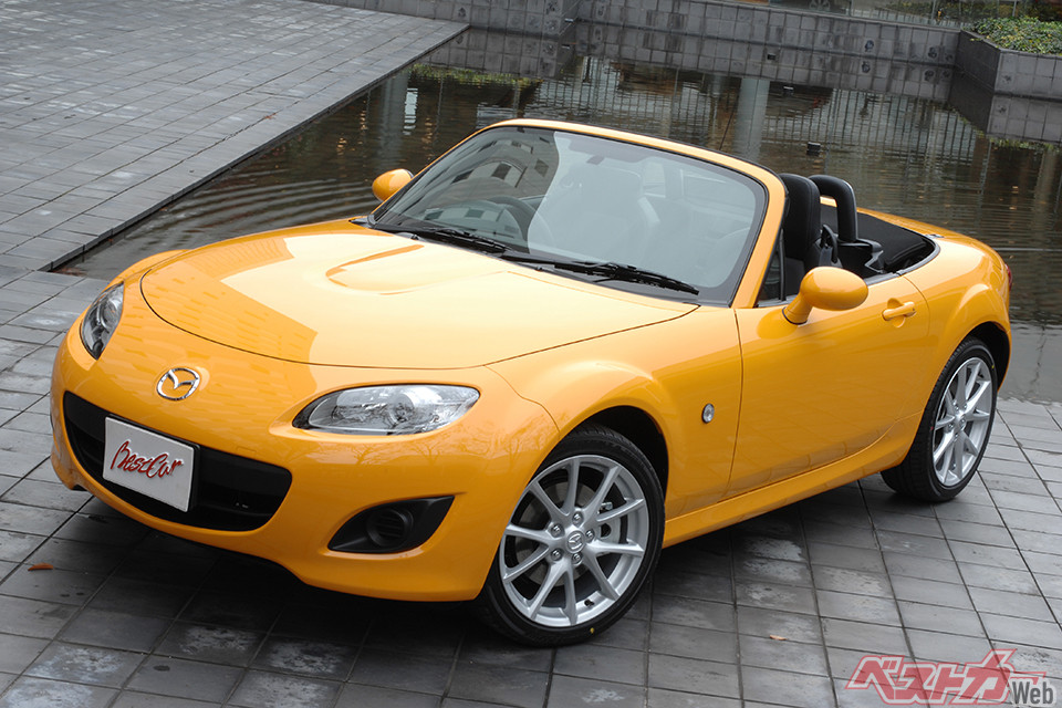 3代目マツダ ロードスター（NC型）。2005年登場。全長3995×全幅1720×全高1245mmと2代目からサイズが拡大