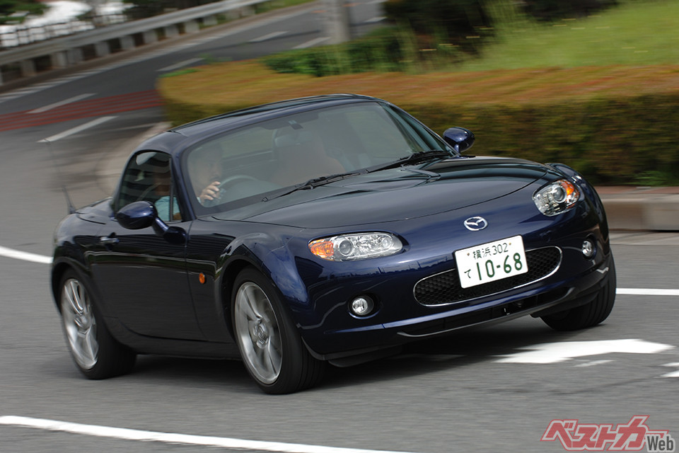 3代目マツダ ロードスターRHT（NC型）。2006年登場。電動開閉式ハードトップを備えたRHT仕様。166psの2Lエンジンを搭載