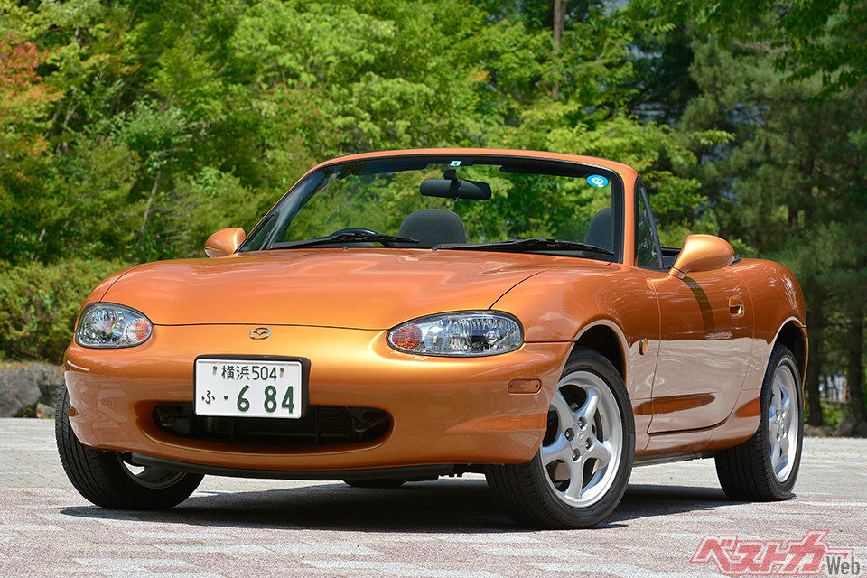 2代目マツダ ロードスター(NB型)。1998年登場。初代同様にエンジンは1.6Lと1.8Lを設定。ボディ剛性が高められた