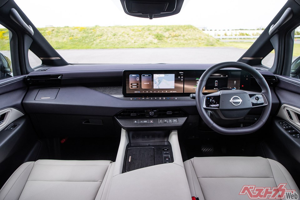 エルグランドの運転席。ドライブモードセレクターはセンターコンソール右
