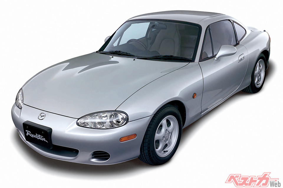 2代目マツダ ロードスタークーペ（NB型）。2003年登場。写真のようなノーマル車と同じフロント周りのほか、他デザインも設定