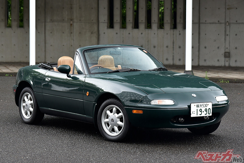 初代マツダ ロードスター（NA型）。1989年登場。デビュー時のエンジンは1.6Lだったが、1993年に1.8Lに変更された