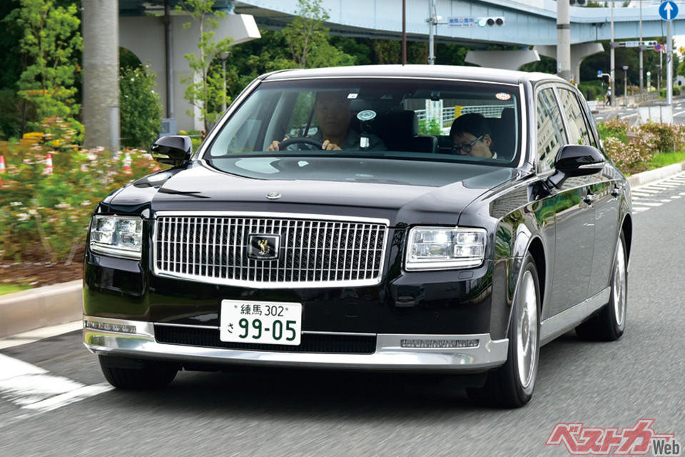 トヨタ センチュリー（2300万円）。全長5335×全幅1930×全高1505mm、ホイールベース3090mm、5L・V8＋モーター（381ps＋224ps）、WLTCモード燃費11.2km/L
