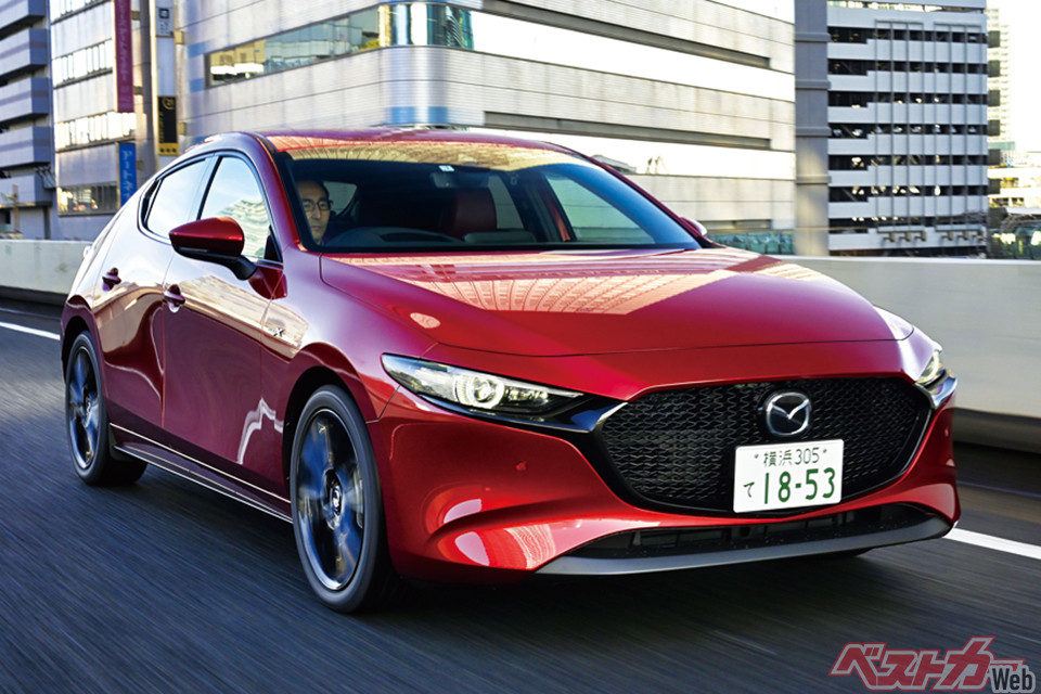 マツダ MAZDA3（399万7400円）。全長4460×全幅1795×全高1440mm、ホイールベース275mm、2L直4（190ps/24.5kgm）、WLTCモード燃費17.7km/L（6MT）