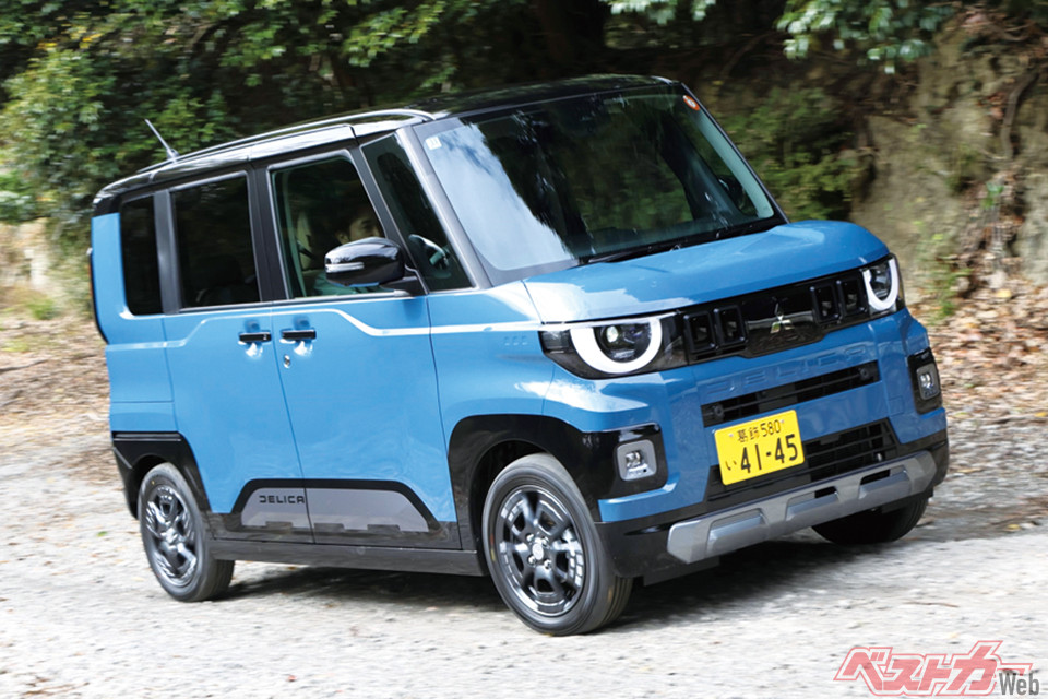三菱 デリカミニ（196万4600〜290万7300円）。全長3395×全幅1475×全高1785mm、ホイールベース2495mm、直3ターボ（64ps/10.2kgm）、WLTCモード燃費19.5km/L