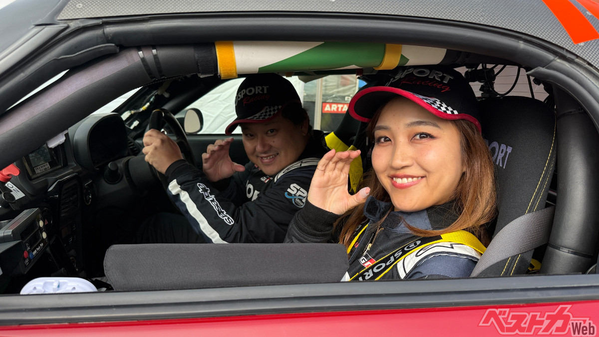 コ・ドライバーを務めた相原あずみ選手は、「（クルマの動きが激しくて）何度も舌をかんじゃいました」と初めてのグラベルラリーを振り返った。奥はドライバーの相原泰祐選手