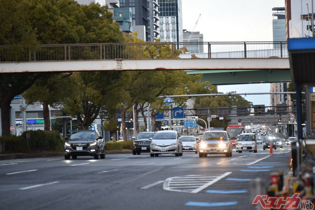 ヘッドライトには、前方を照らすだけでなく、自車の存在を周囲に知らせる役割もある。JAFは日没30分前を目安としたロービームの点灯を呼びかけている（PHOTO：写真AC／A8W）