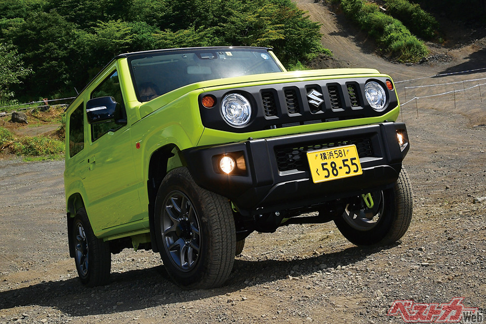 スズキ ジムニー（191万8400〜216万400円）。全長3395×全幅1475×全高1725mm、ホイールベース2250mm、直3ターボ（64ps/9.8kgm）、WLTCモード燃費16.6km/L（5MT）