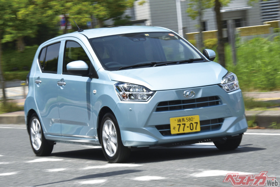 ダイハツ ミライース（99万2200〜144万6500円）。全長3395×全幅1475×全高1500mm、ホイールベース2455mm、直3（49ps/5.8kgm）、WLTCモード燃費23.2km/L