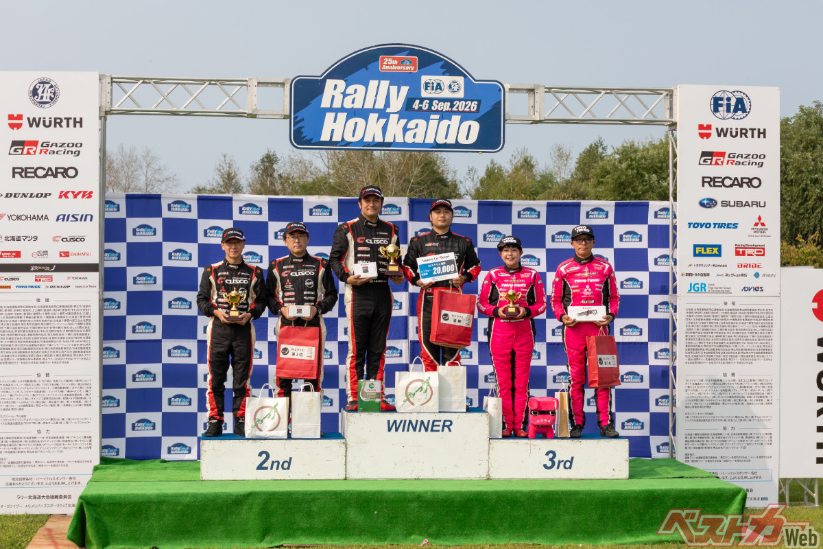 竹岡さんの3位表彰台は見事。優勝はCUSCO YHジオランダーハイラックスの番場彬選手。ラリー北海道はめっぽう強い。2位にはCUSCO YHジオランダートライトンの柳澤宏至選手が入った