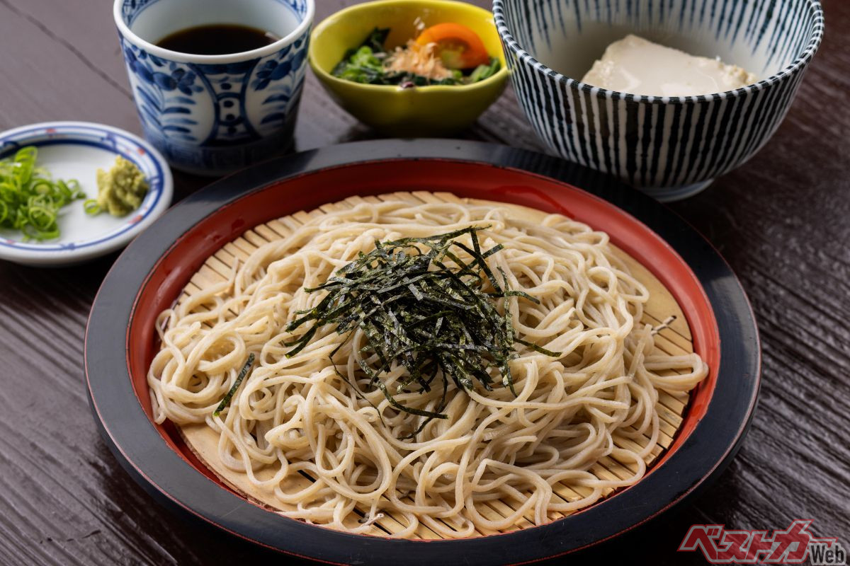 『手打そば　やまびこ』米川さんが注文した「修善寺湯葉蕎麦」（1600円）。修善寺で作られる柔らかな湯葉が添えられる。そのままでも、蕎麦と絡めても美味